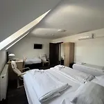 Bed & Breakfast Hbh Bajor Soerhaz Solyomfeszek Panzio Kazincbarcika