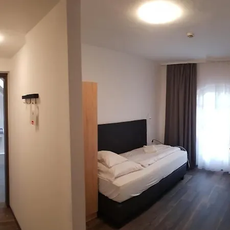 Alojamento de Acomodação e Pequeno-almoço Hbh Bajor Sörház, étterem és Panzió 2*